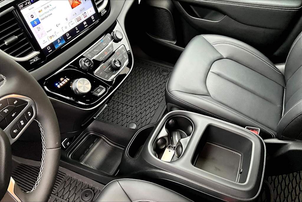 Thumbnail: 2025 Chrysler Voyager - 16