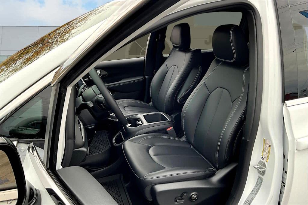 Thumbnail: 2025 Chrysler Voyager - 11