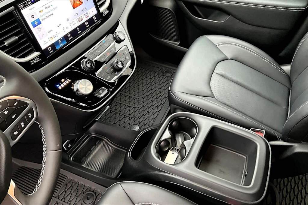 Thumbnail: 2025 Chrysler Voyager - 16