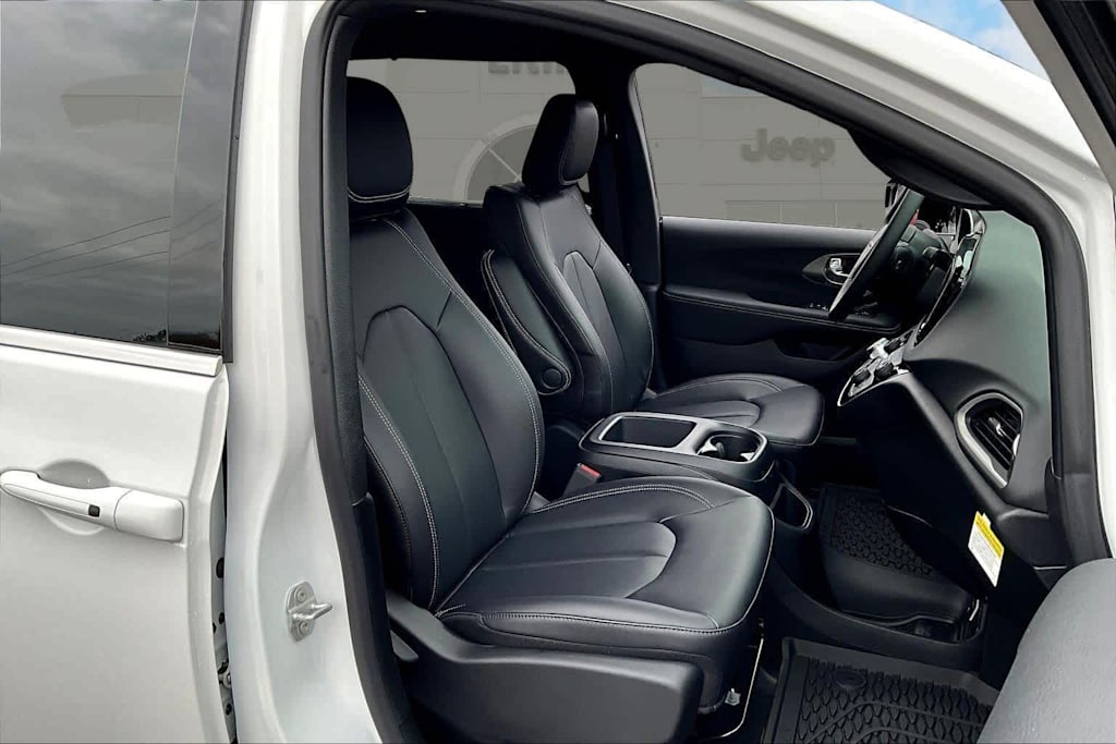 Thumbnail: 2025 Chrysler Voyager - 12