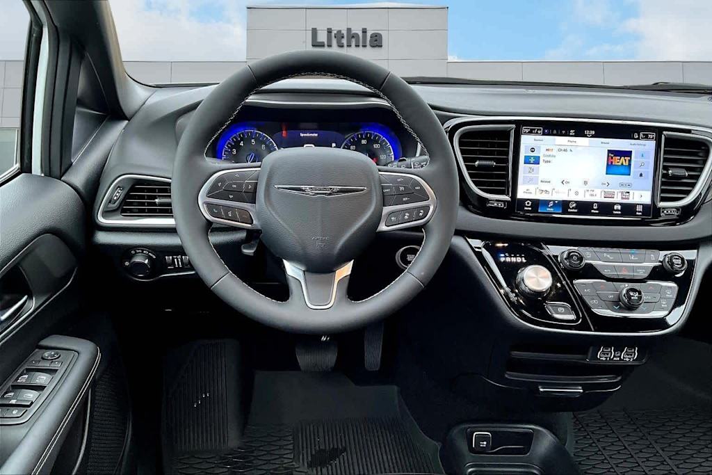 Thumbnail: 2025 Chrysler Voyager - 14