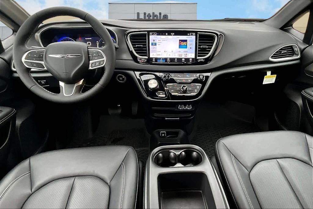 Thumbnail: 2025 Chrysler Voyager - 10