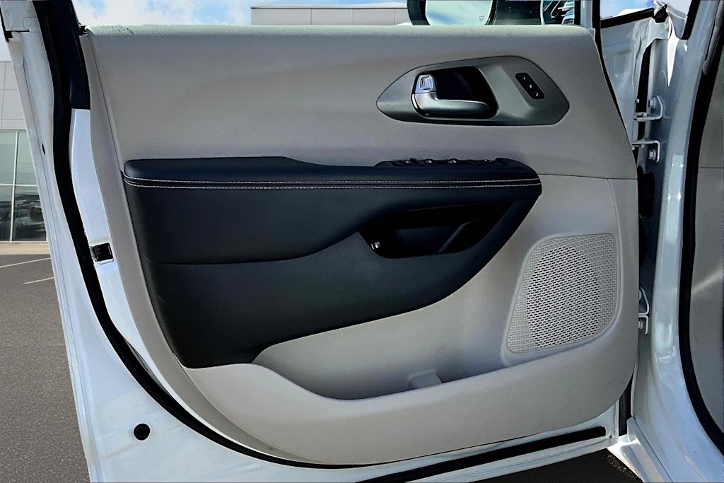 Thumbnail: 2023 Chrysler Pacifica - 25