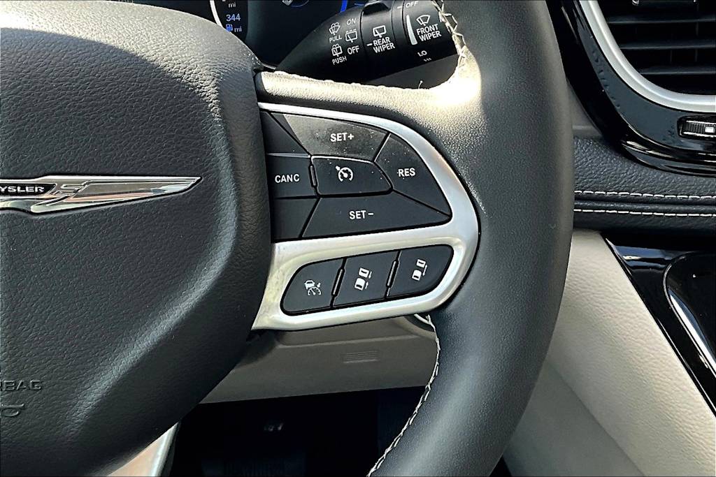 Thumbnail: 2023 Chrysler Pacifica - 23