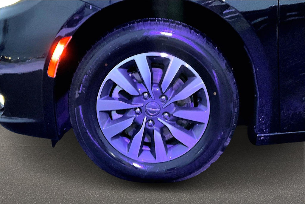 Thumbnail: 2024 Chrysler Pacifica - 8