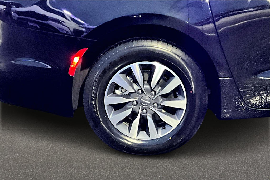 Thumbnail: 2024 Chrysler Pacifica - 35