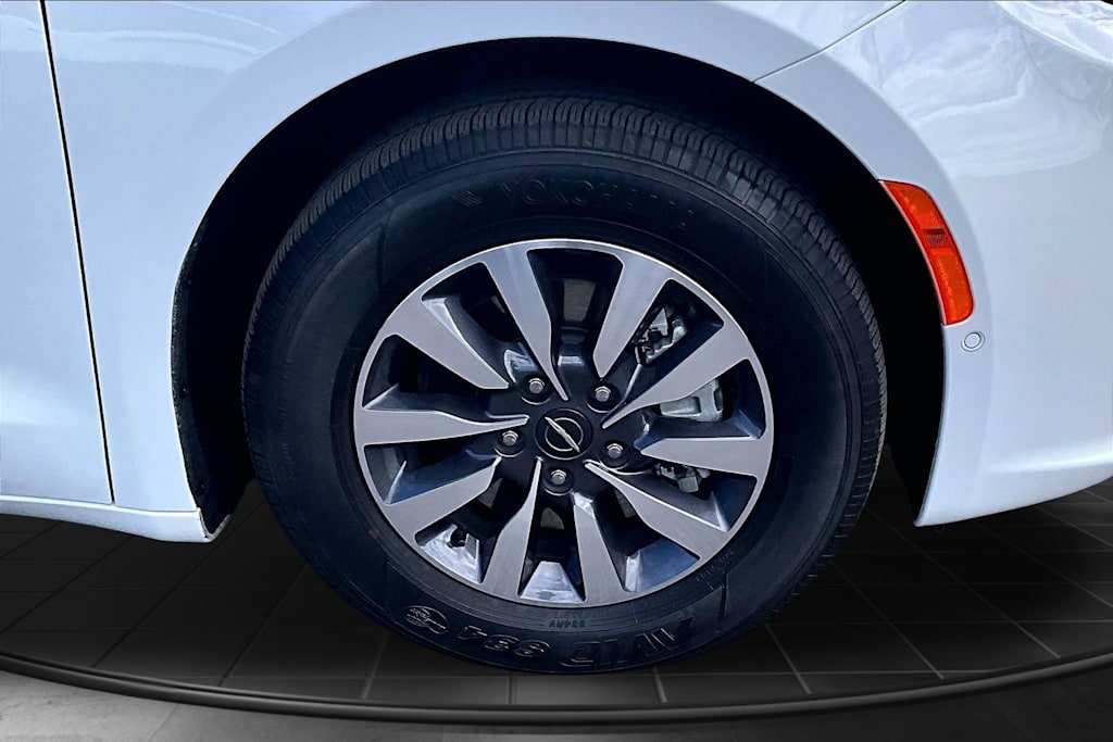 Thumbnail: 2023 Chrysler Pacifica - 34