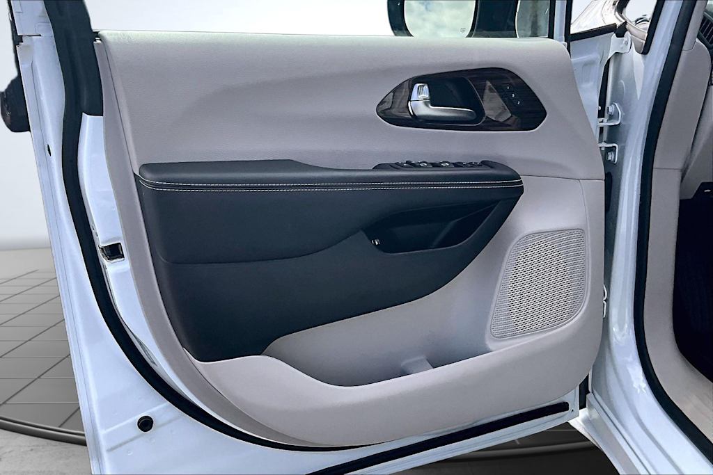 Thumbnail: 2023 Chrysler Pacifica - 28