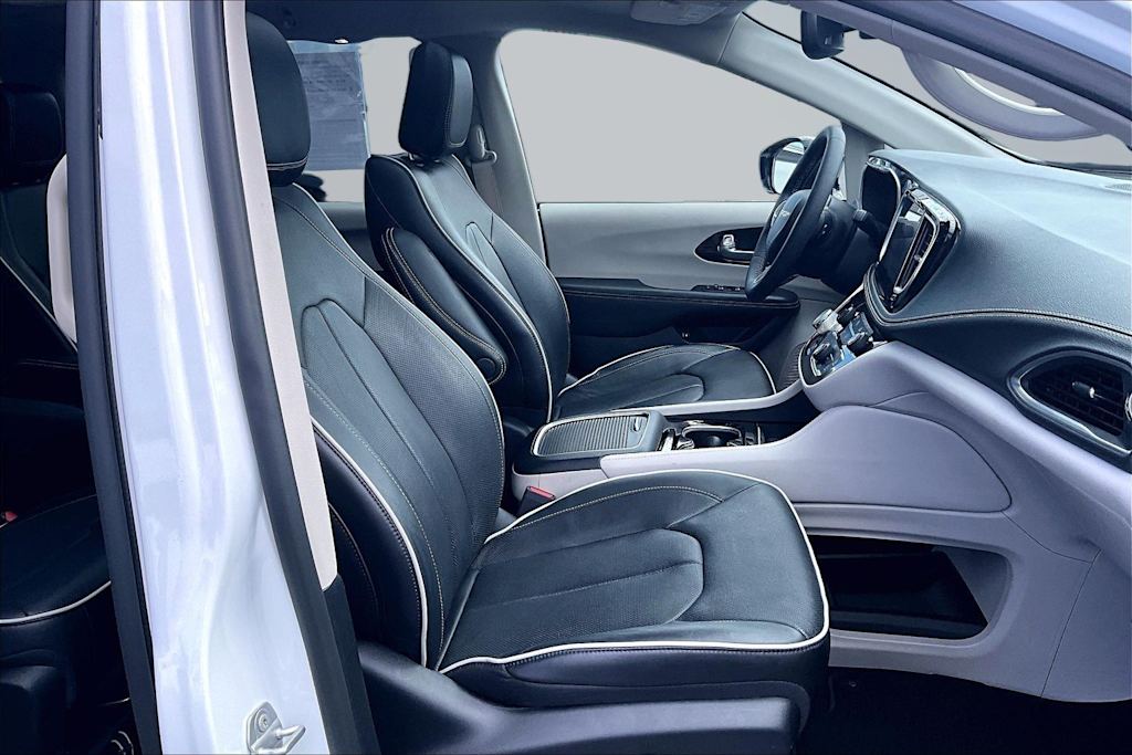 Thumbnail: 2023 Chrysler Pacifica - 21
