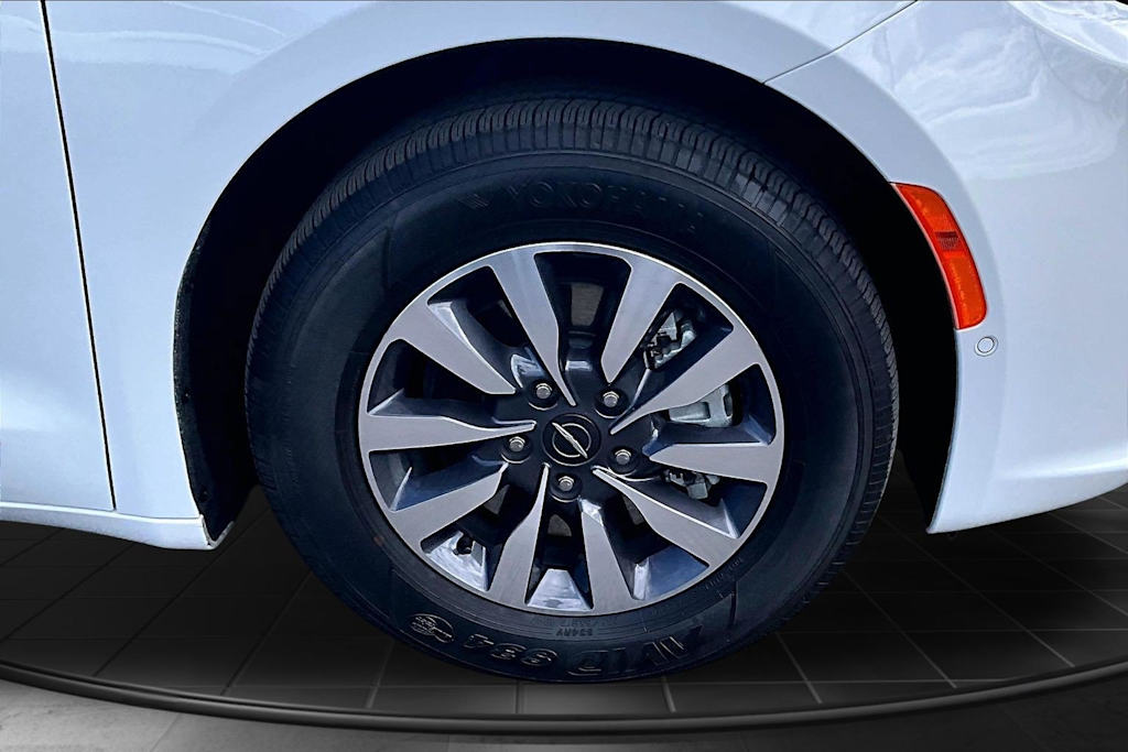 Thumbnail: 2023 Chrysler Pacifica - 34