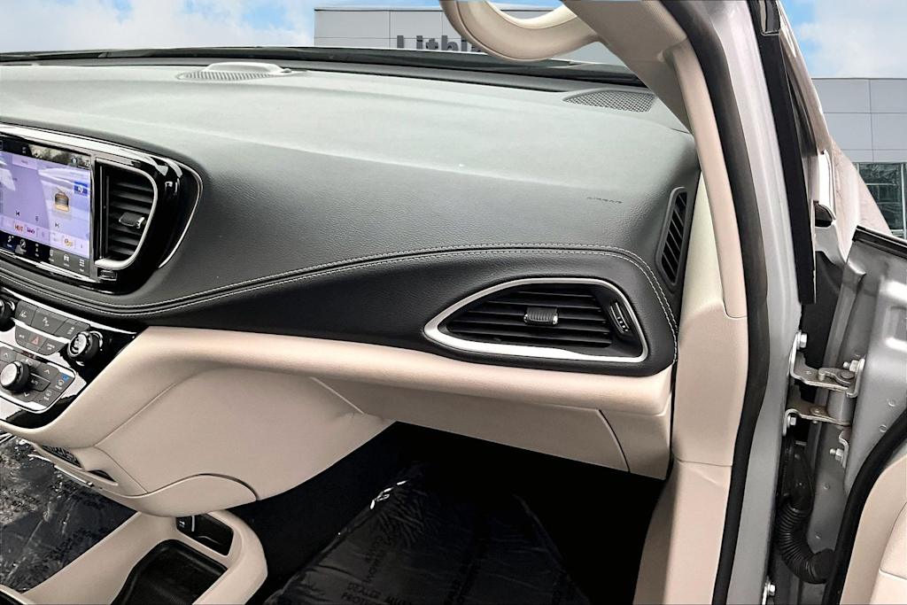 Thumbnail: 2024 Chrysler Pacifica - 24