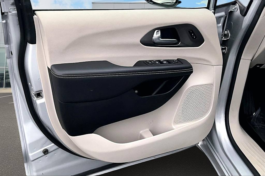 Thumbnail: 2024 Chrysler Pacifica - 28