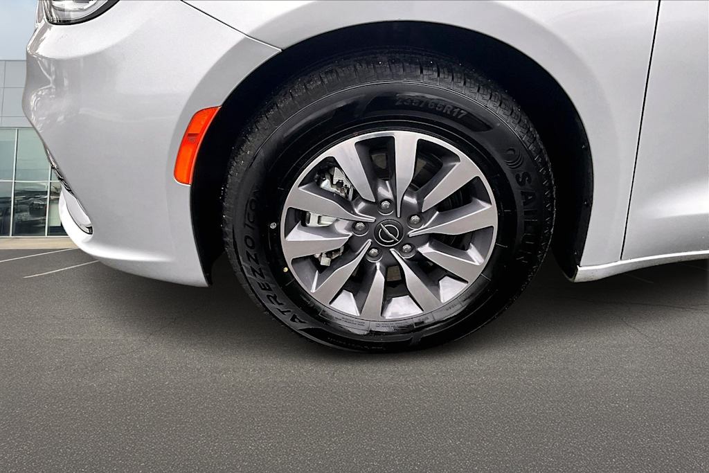 Thumbnail: 2024 Chrysler Pacifica - 8