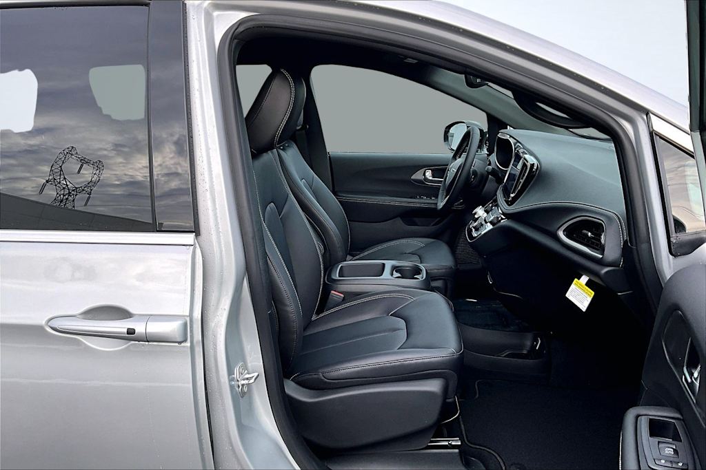 Thumbnail: 2026 Chrysler Pacifica - 12