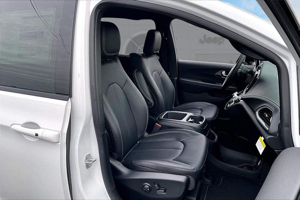 Thumbnail: 2026 Chrysler Pacifica - 21