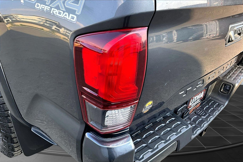 Thumbnail: 2019 Toyota Tacoma - 32