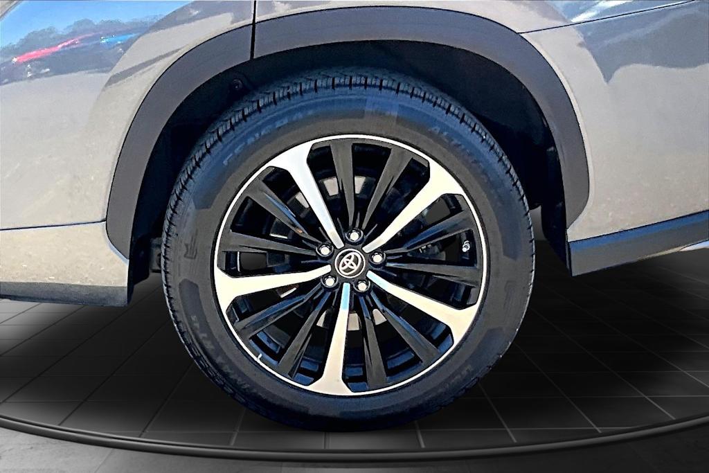 Thumbnail: 2021 Toyota Highlander - 36