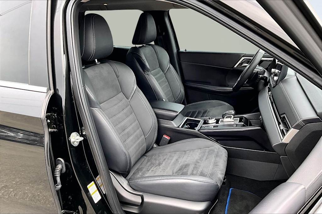 Thumbnail: 2023 Mitsubishi Outlander - 12