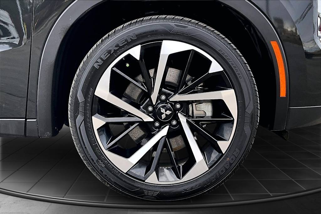 Thumbnail: 2023 Mitsubishi Outlander - 34