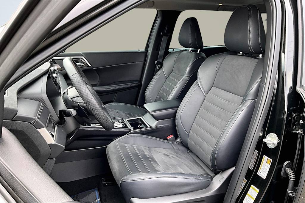 Thumbnail: 2023 Mitsubishi Outlander - 11