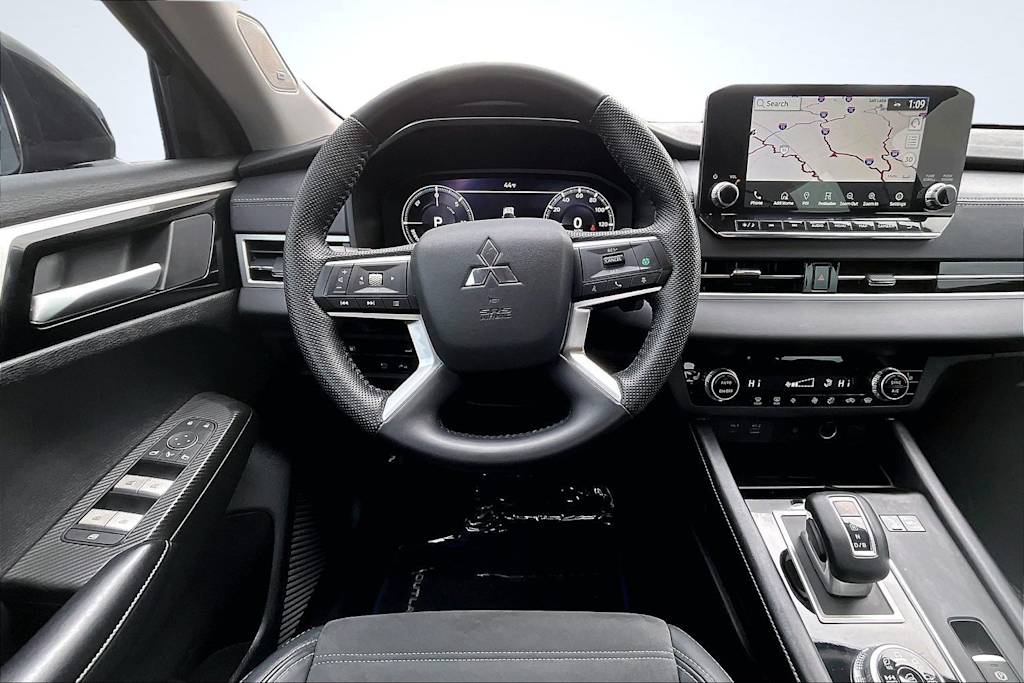 Thumbnail: 2023 Mitsubishi Outlander - 14