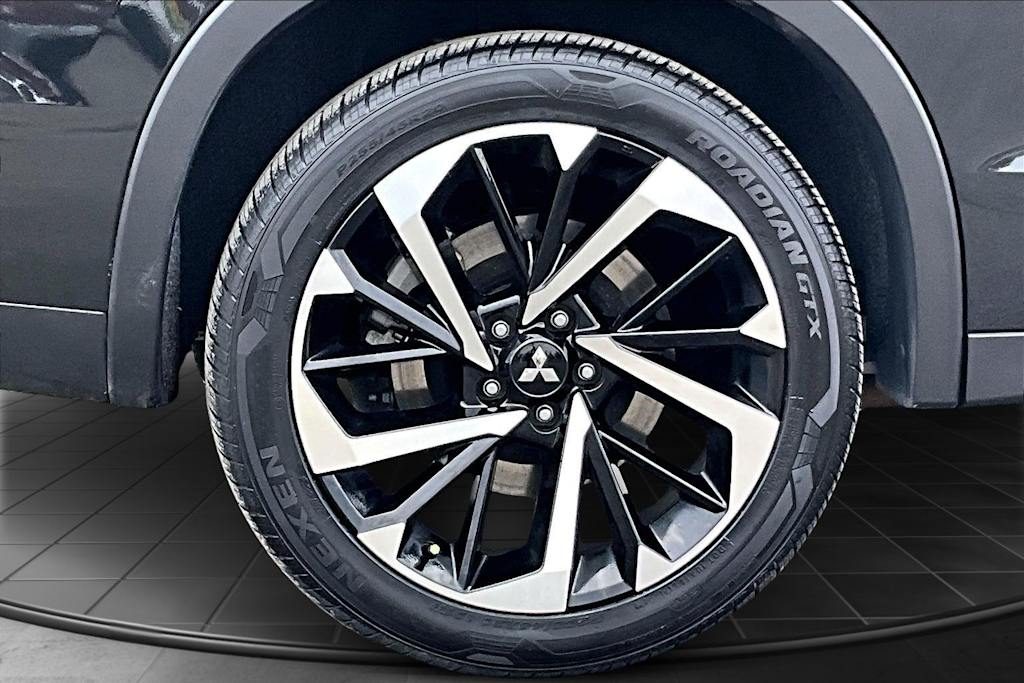 Thumbnail: 2023 Mitsubishi Outlander - 36