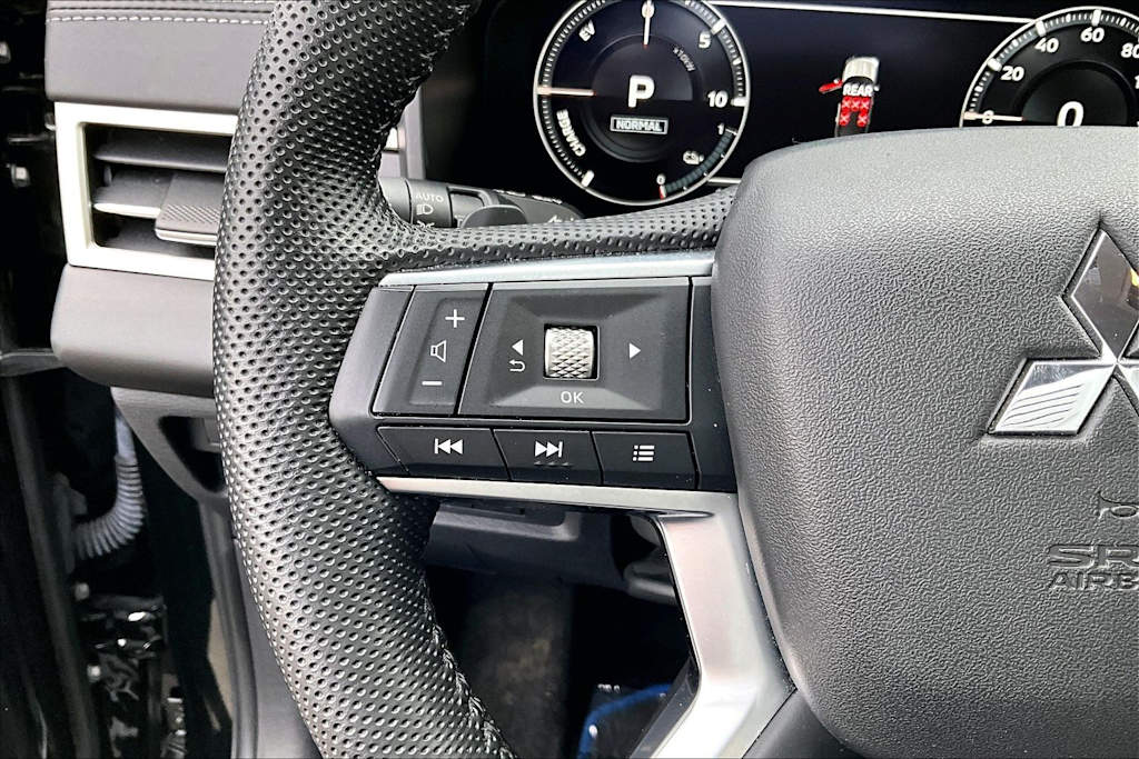 Thumbnail: 2023 Mitsubishi Outlander - 25