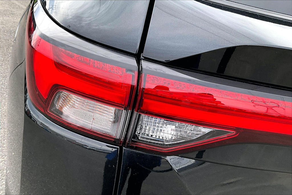 Thumbnail: 2023 Mitsubishi Outlander - 32