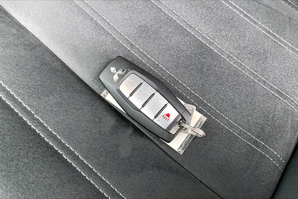 Thumbnail: 2023 Mitsubishi Outlander - 19