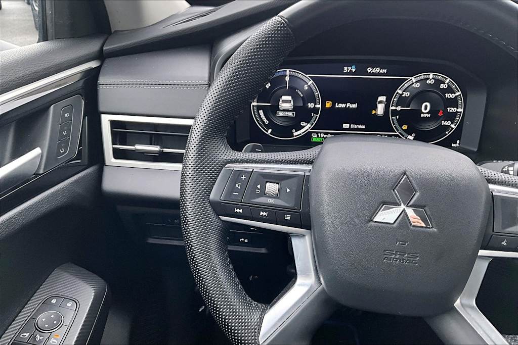 Thumbnail: 2023 Mitsubishi Outlander - 15