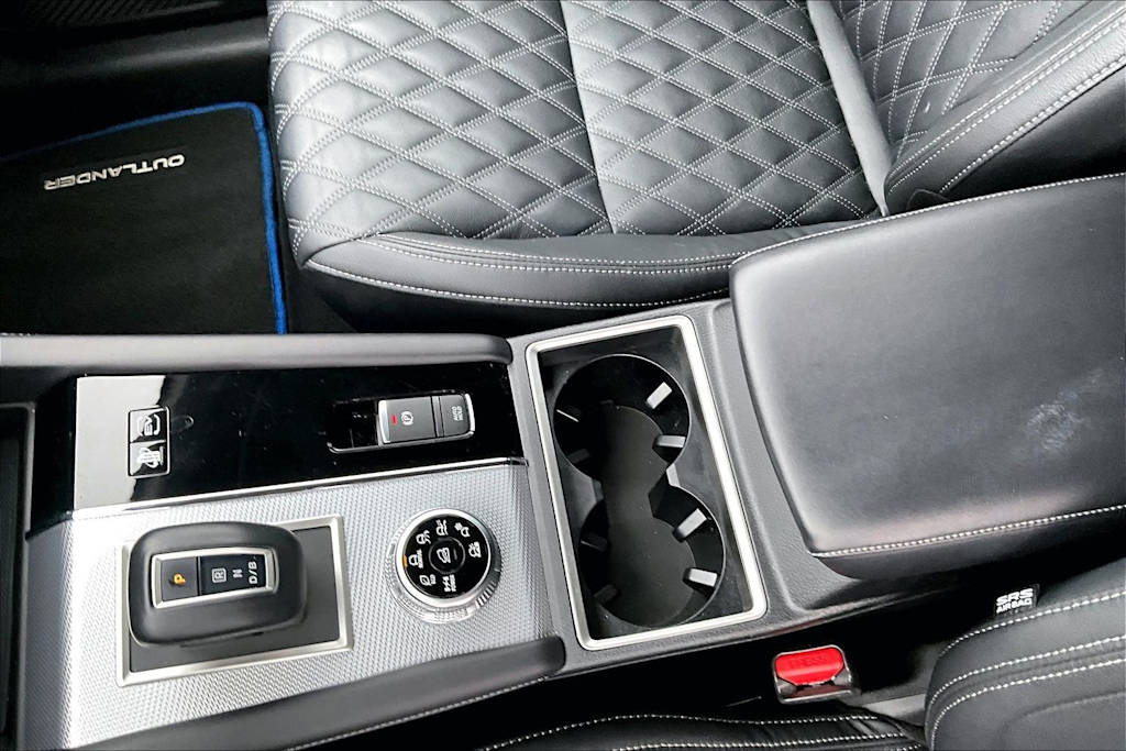 Thumbnail: 2023 Mitsubishi Outlander - 17