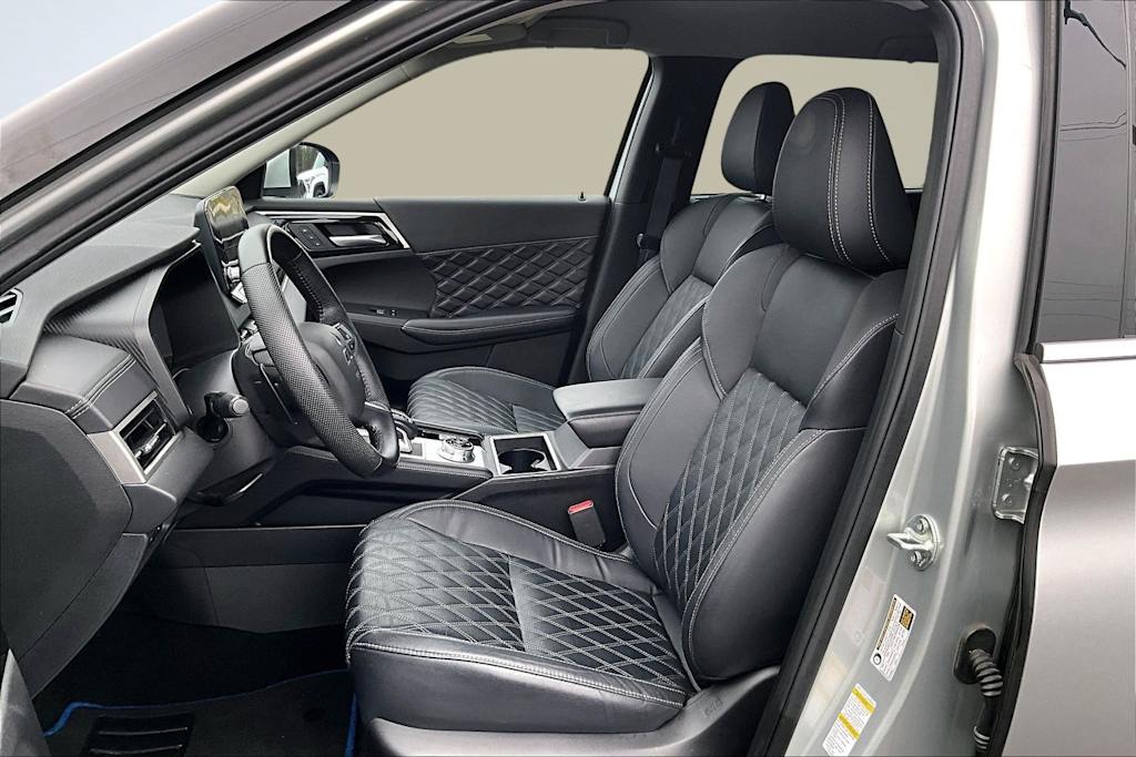 Thumbnail: 2023 Mitsubishi Outlander - 11