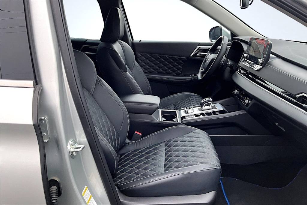 Thumbnail: 2023 Mitsubishi Outlander - 12