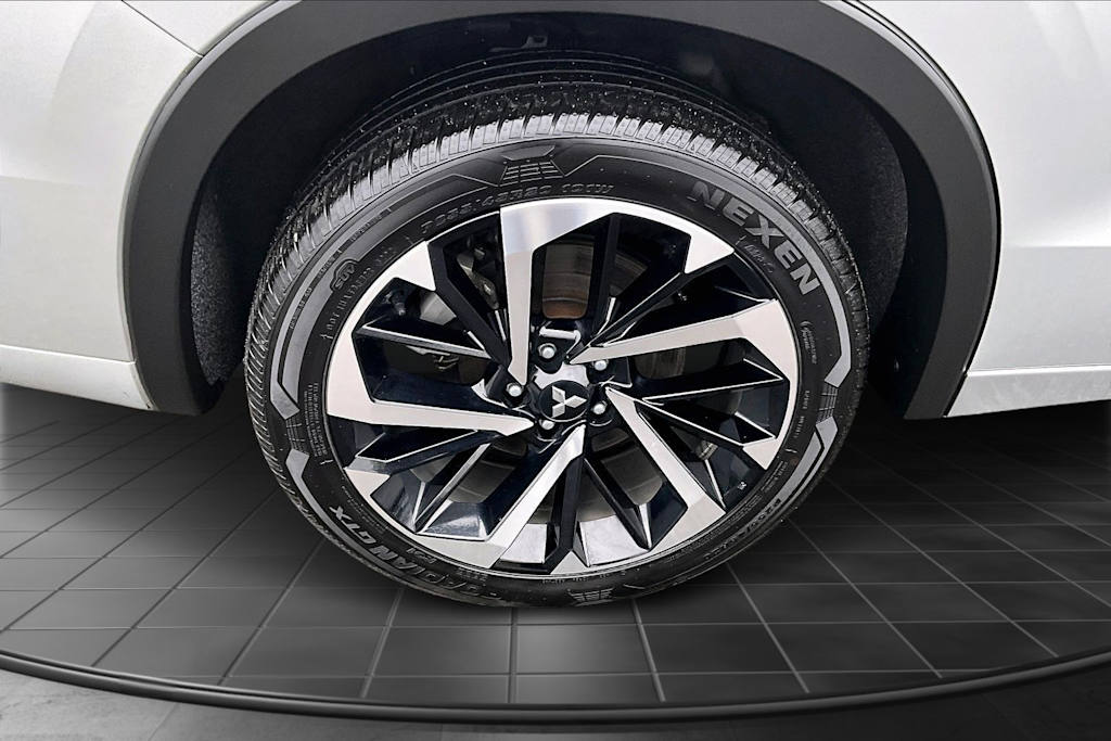 Thumbnail: 2023 Mitsubishi Outlander - 35