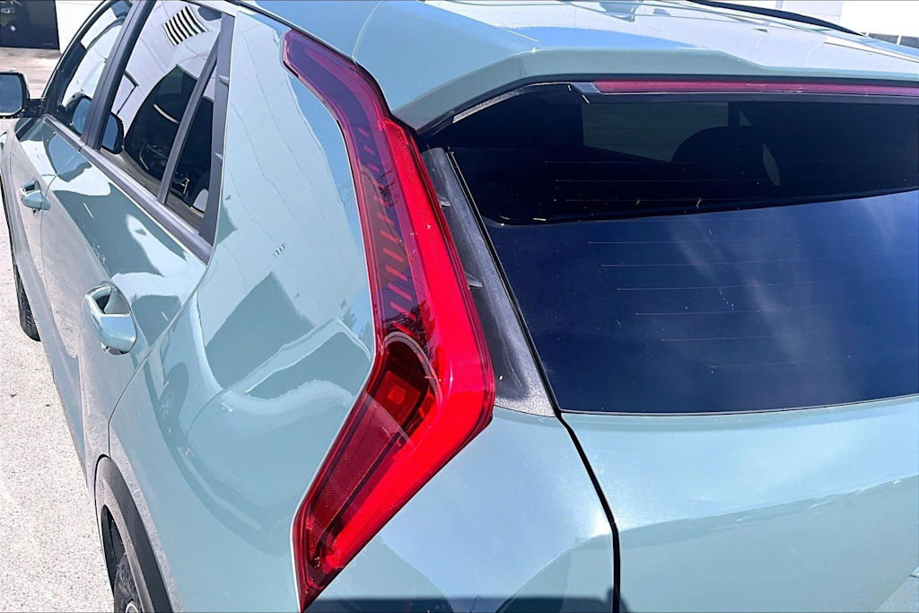 Thumbnail: 2023 Kia Niro - 32