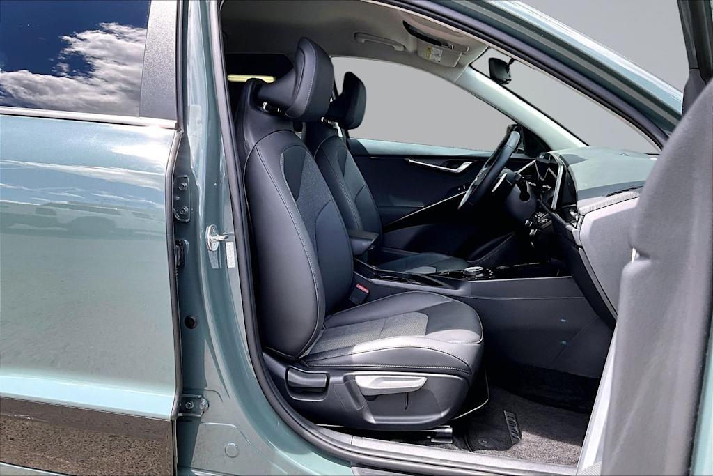 Thumbnail: 2023 Kia Niro - 12