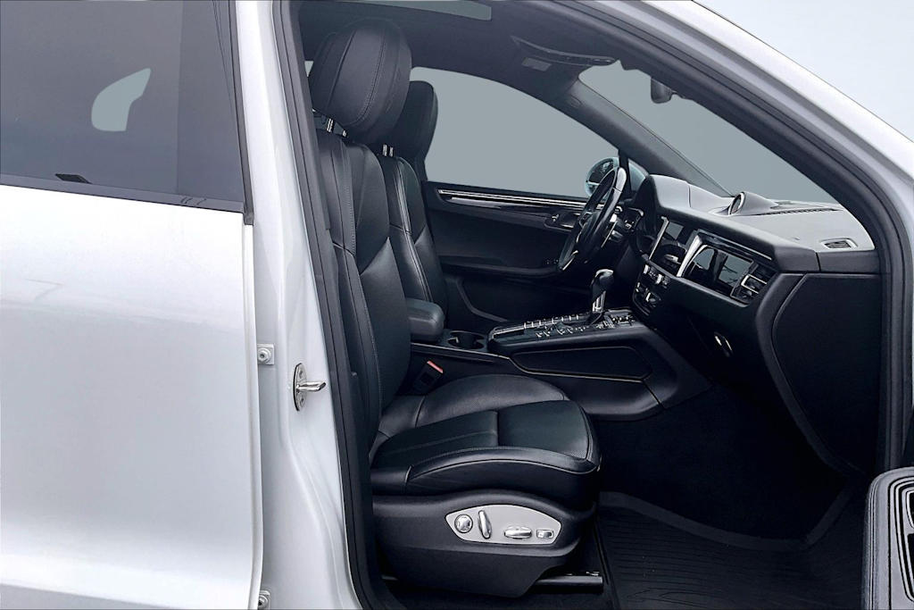 Thumbnail: 2020 Porsche Macan - 12