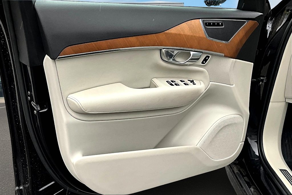 Thumbnail: 2022 Volvo XC90 - 28