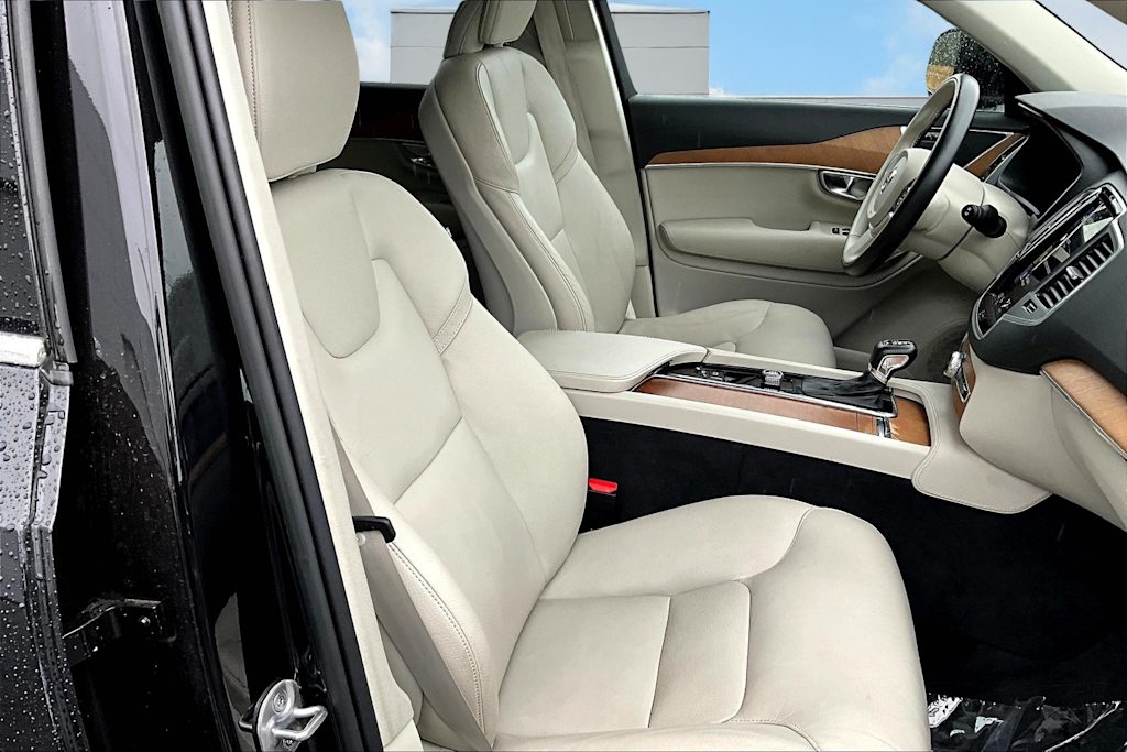 Thumbnail: 2022 Volvo XC90 - 22