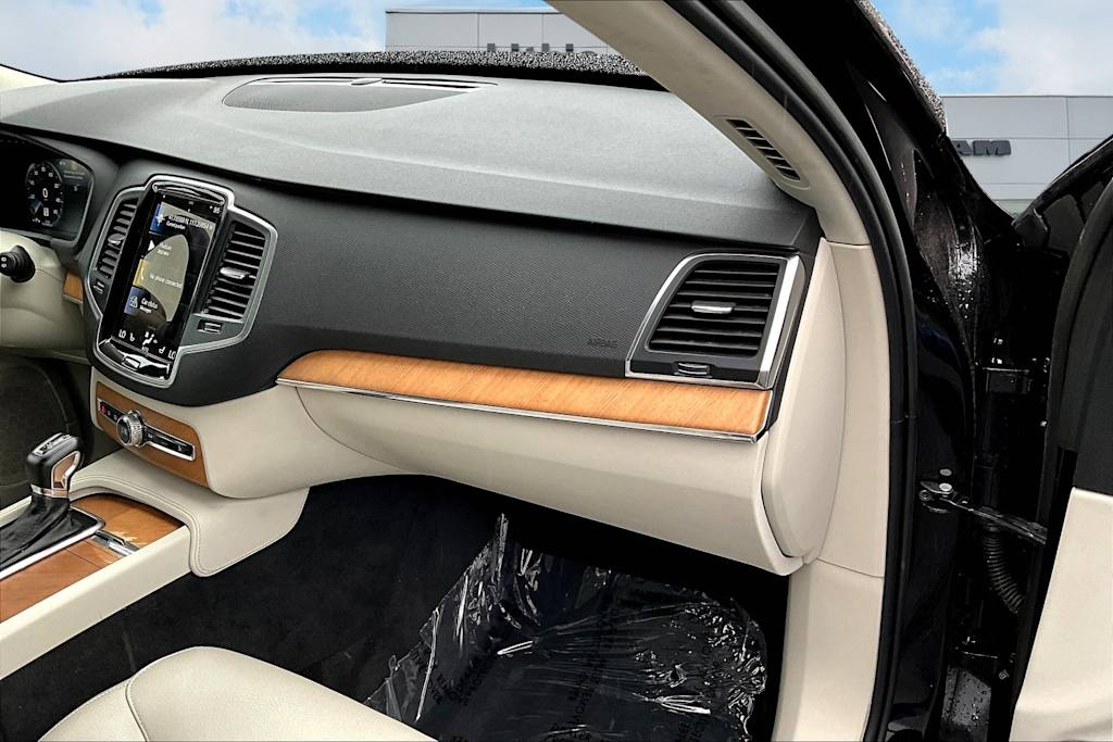 Thumbnail: 2022 Volvo XC90 - 25