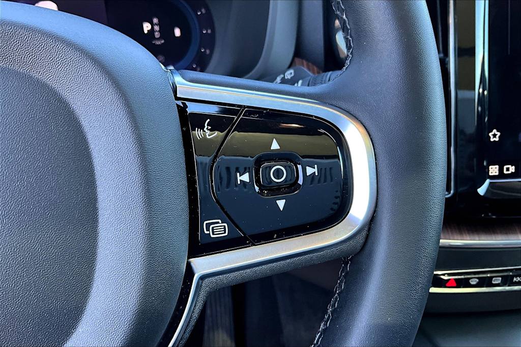 2023 Volvo XC60 B5 Plus 24
