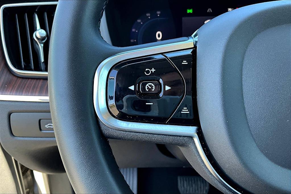 2023 Volvo XC60 B5 Plus 23