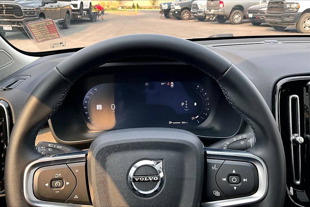Thumbnail: 2025 Volvo XC40 - 18
