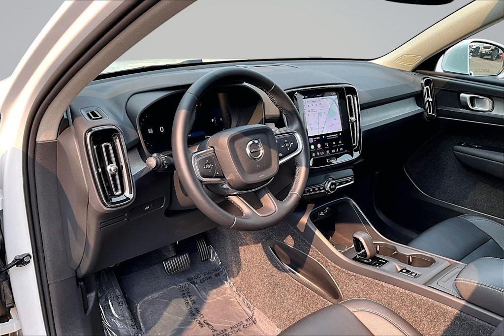 Thumbnail: 2025 Volvo XC40 - 2