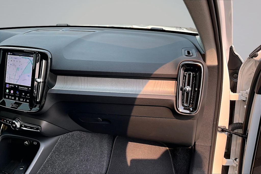 Thumbnail: 2025 Volvo XC40 - 25