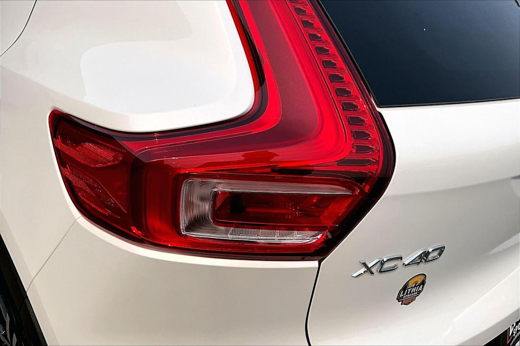 Thumbnail: 2025 Volvo XC40 - 32