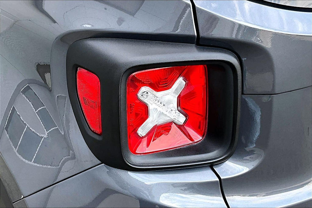 Thumbnail: 2022 Jeep Renegade - 32
