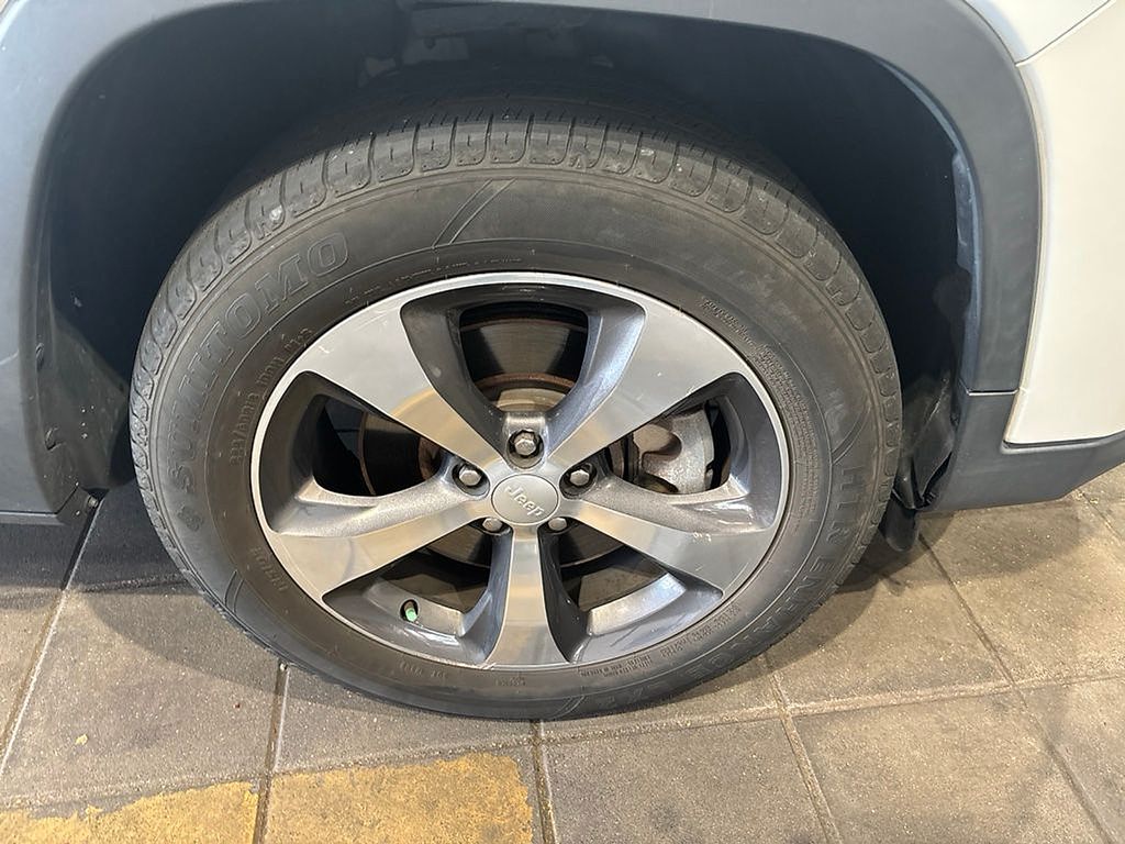 Thumbnail: 2019 Jeep Cherokee - 17