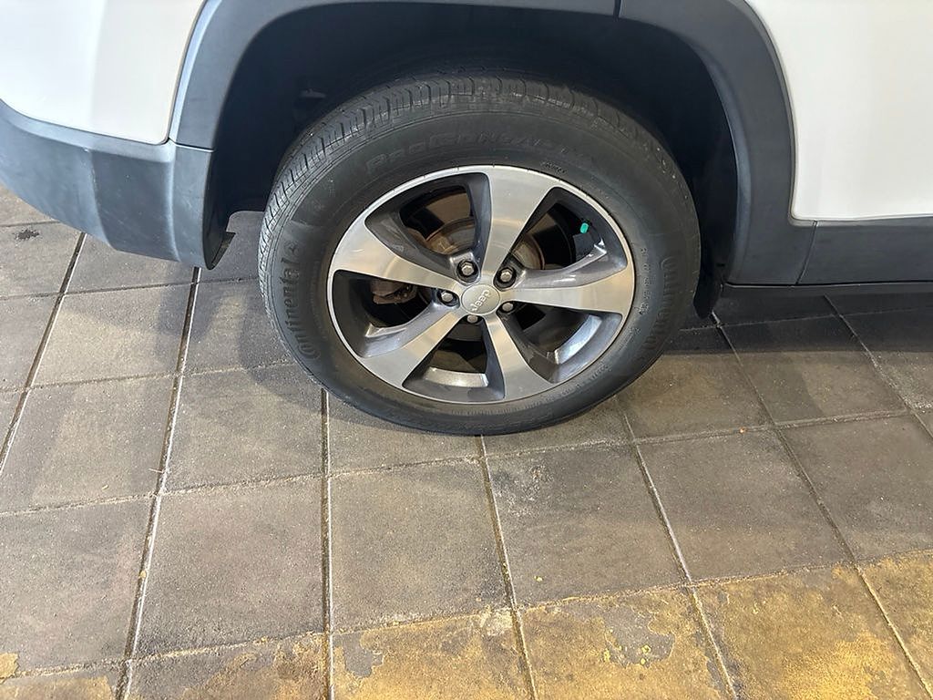 Thumbnail: 2019 Jeep Cherokee - 19