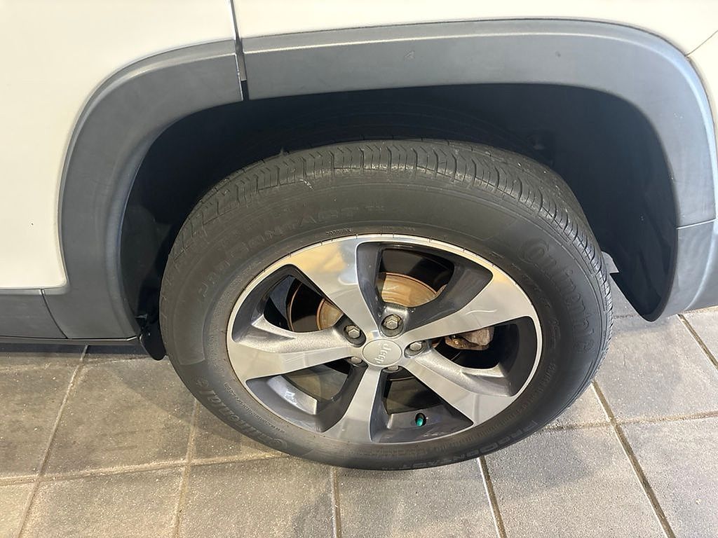 Thumbnail: 2019 Jeep Cherokee - 21